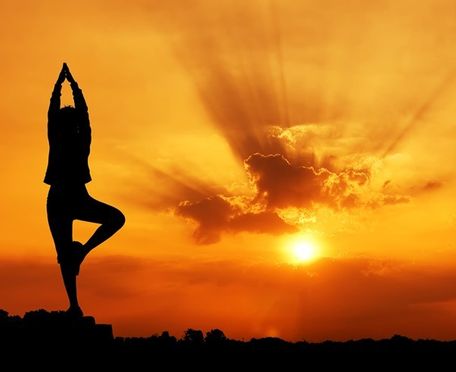 Frau macht Yoga-Übung